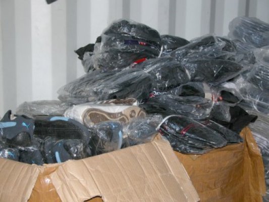 Vameşii constănţeni au reţinut mărfuri contrafăcute în valoare de 157.000 euro